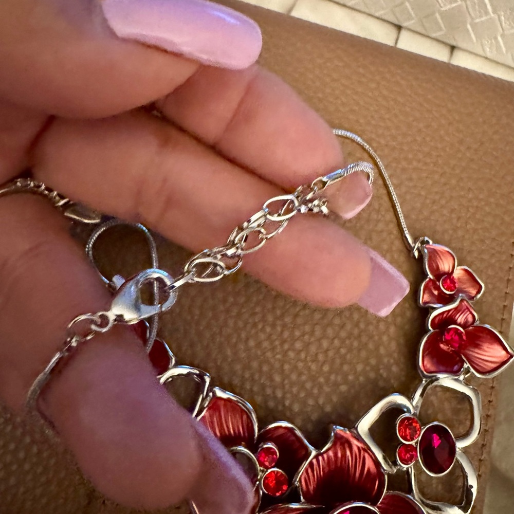 Elegant Red Floral Necklace and Earring Set - Picture 4 of 4
